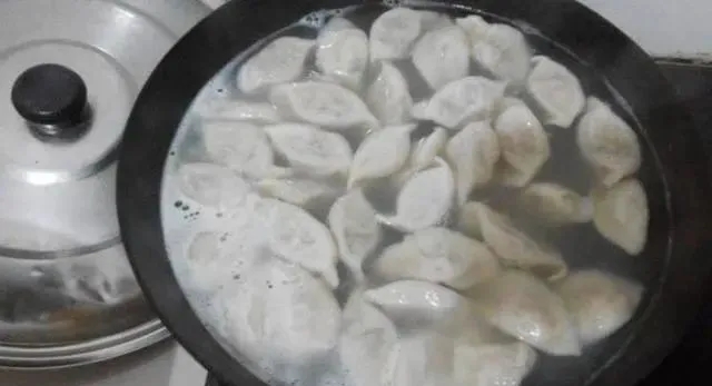 速凍餃子應該怎么煮，為什么煮速凍餃子要溫水下鍋？